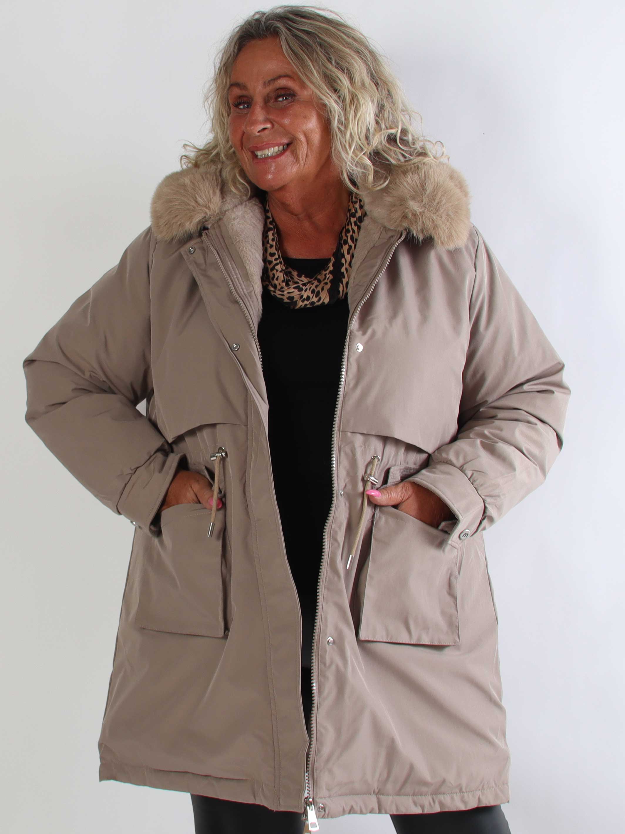 Maple - Varm dynejakke med faux fur hætte
